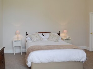 Charming double bedroom | The Farmhouse - Round Chimneys Farm, Glanvilles Wootton, near Sherborne