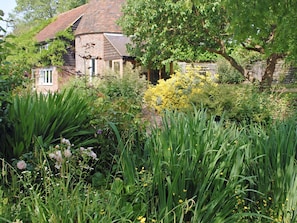 Heritage holiday home within well-maintained garden | Cowford Oast, Eridge Green, near Tunbridge Wells