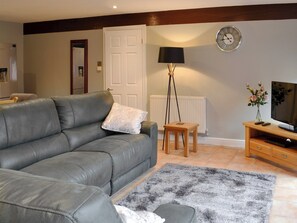 Welcoming living area | Koi Keep - Wallrudding Farm Cottages, Doddington, near Lincoln