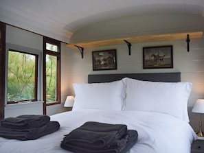Comfortable double bedroom | Italian Carriage - Brockford Railway Sidings, Brockford, near Stowmarket