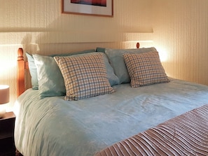 Cosy and inviting double bedroom | Hendy, Aberdaron, Lleyn Peninsula