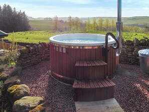 Hot tub | Cobweb Cottage - Soppit Farm Cottages, Elsdon