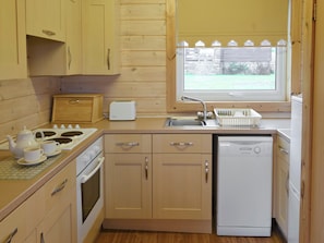 Well-equipped fitted kitchen | Lodge 18, Woolsery, Bideford