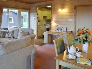Spacious living and dining room | Lodge 18, Woolsery, Bideford