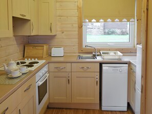 Well-equipped fitted kitchen | Lodge 18, Woolsery, Bideford