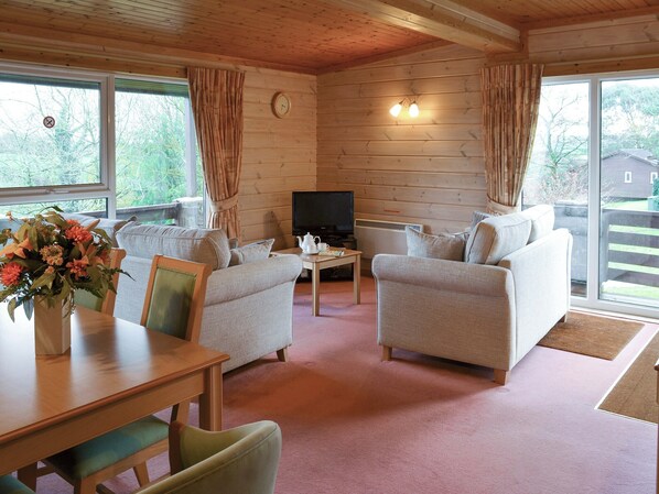 Welcoming living area | Lodge 18, Woolsery, Bideford