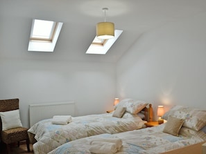 Twin bedroom | Hendrelas Farm - Ysgubor, Rhos, nr. Pontardawe