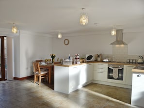 Kitchen/diner | Hendrelas Farm - Ysgubor, Rhos, nr. Pontardawe