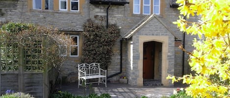 Bear's Cottage with lovely sunny terrace overlooking the pretty cottage garden 