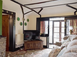 Charming living room with wood beams throughout | Tillet Cottage, Oulton Broad, near Lowestoft