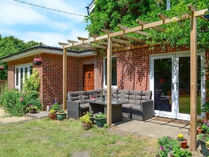 Tranquil sitting out area | Oakdene Lodge, Wimborne