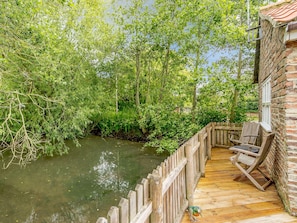 In a tranquil setting | Cottage in the Pond, Garton, near Hornsea
