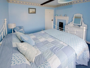 Well presented double bedroom | Delphinium Cottage - Blakeney Quayside Cottages, Blakeney, near Holt