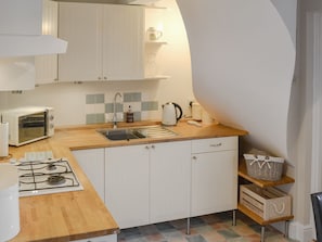 Delightful kitchen/ dining room | Courtyard Cottage, Framlingham, near Woodbridge