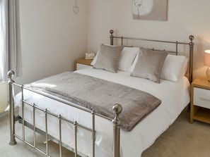 Charming double bedroom | Courtyard Cottage, Framlingham, near Woodbridge