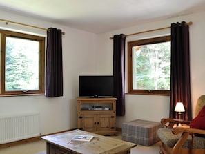 Light and airy living area | Squirrel Cottage, North Kessock