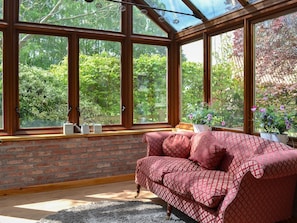 Light and airy south facing garden room  | Mill Cottage, Bielby, near York