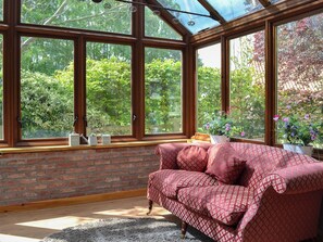 Light and airy south facing garden room | Mill Cottage, Bielby, near York