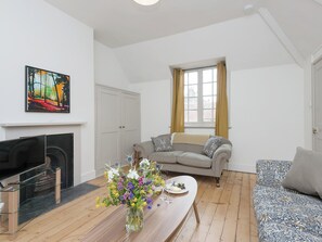 Light and airy living room | Stable Yard Cottage, Selborne, near Alton