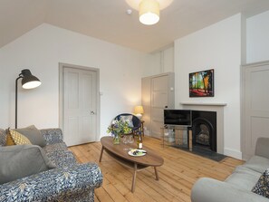 Spacious and comfortable living room | Stable Yard Cottage, Selborne, near Alton