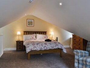Spacious, galleried double bedroom | The Hayloft - Chestney House & The Hayloft, Hunstanton