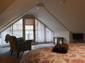 Spacious, galleried double bedroom | The Hayloft - Chestney House & The Hayloft, Hunstanton