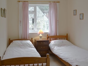 Twin bedroom | Lukesland Farm Cottage, Harford, Dartmoor National Park