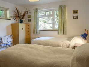 Comfy twin bedroom | The Glen, Pontrhydygroes, Devils Bridge