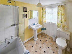 Bathroom with shower over bath | Wringford Farm Annexe, Rame, Torpoint