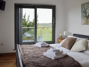 Kingsize bedrom with doors leading to balcony | Henry Oscar House, Winchelsea, near Rye