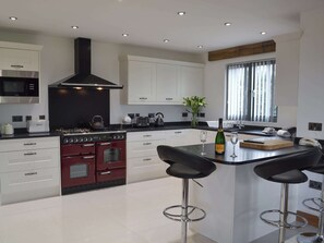 Large well equipped kitchen | Henry Oscar House, Winchelsea, near Rye