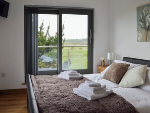 Kingsize bedrom with doors leading to balcony | Henry Oscar House, Winchelsea, near Rye