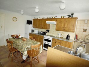 Spacious kitchen/dining room | Coelard Farmhouse, Appin