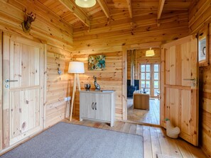 Spacious and welcoming hallway | Halfmoon Wood - Readyfields Farm, Caunton, near Newark