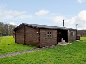 Cabin style holiday home with hot tub | Halfmoon Wood - Readyfields Farm, Caunton, near Newark