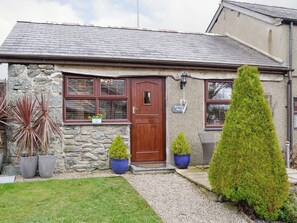 Lovely semi-detached pet friendly converted barn | Bwthyn Bach, Dyffryn Ardudwy, near Barmouth