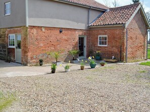 Exterior | Honeypot Cottage, Metfield, nr. Harleston