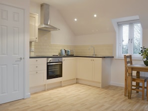 Well-equipped fitted kitchen | Holly’s Barn, East Brent, near Burnham-on-Sea