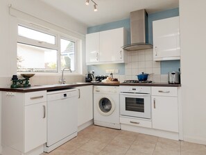 Well equipped kitchen | Gorwel Glas, Fishguard, Dyfed