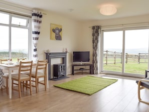 Open plan living and dining area with patio door to garden | Barley Heights, Hapton