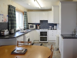 Well equipped kitchen/dining area | John O’ Groats - Horseman’s Cottage - Watermill Cottages, John O’ Groats