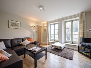 Light and airy living room | Holliers Cottage, Middle Barton, near Chipping Norton