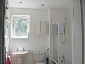 Bathroom with shower over bath | Tidal Retreat, Whitby