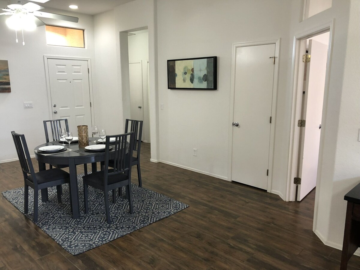 NE Mesa One Story w/Htd Comm Pool & Spa; Golf & Trails Nearby, Walk to Dine and Shop