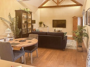 Stylish open-plan living space | Sykelands Cottage - Sykelands Grange Cottages, Dalton