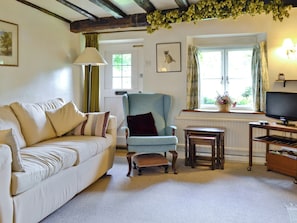 Exposed wooden beams throughout ground floor | Rose Cottage, Westington, Chipping Campden
