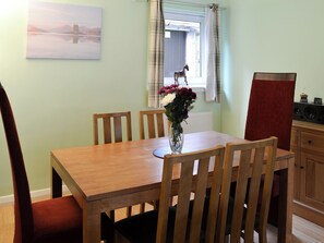 Stylish contemporary dining area | Harbour View, Oban