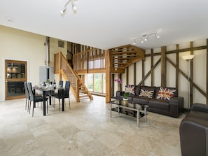 Living room/dining room | Chilsham Barn, Herstmonceux, nr. Hailsham