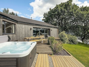 Hot tub in beautiful setting | Carsaig, Brig o’Turk, near Callander