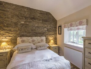 Beautifully presented double bedroom with en-suite shower room | Walkmill Lodge, Norbury, near Bishop’s Castle 